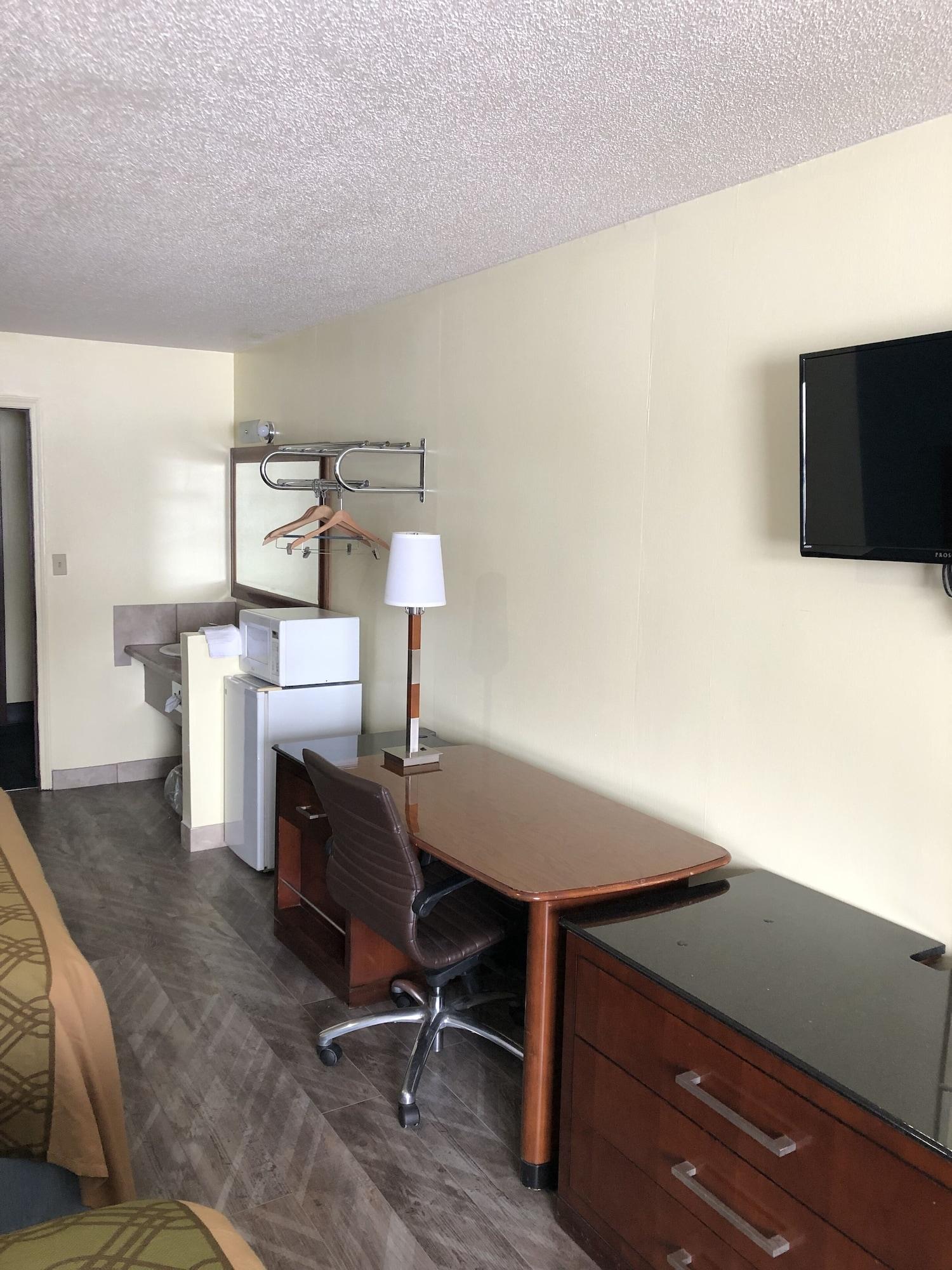 Western Inn South Киърни Екстериор снимка