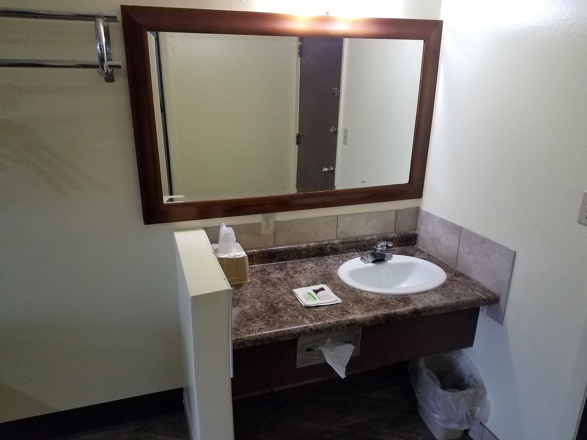 Western Inn South Киърни Екстериор снимка