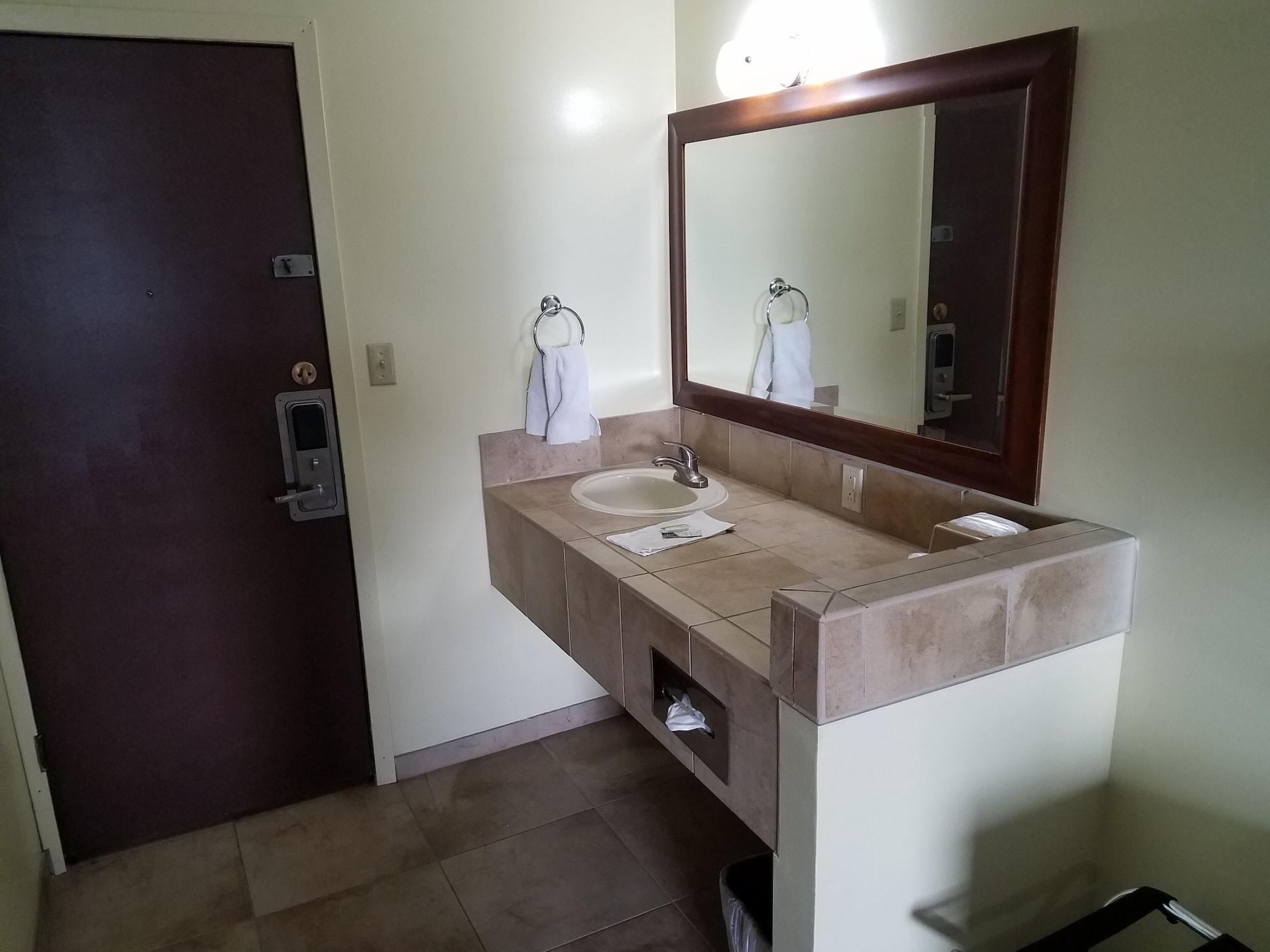 Western Inn South Киърни Екстериор снимка