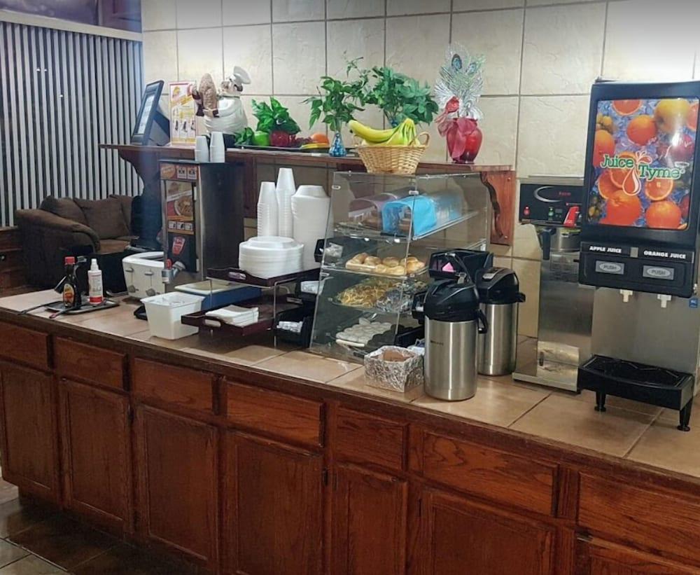 Western Inn South Киърни Екстериор снимка