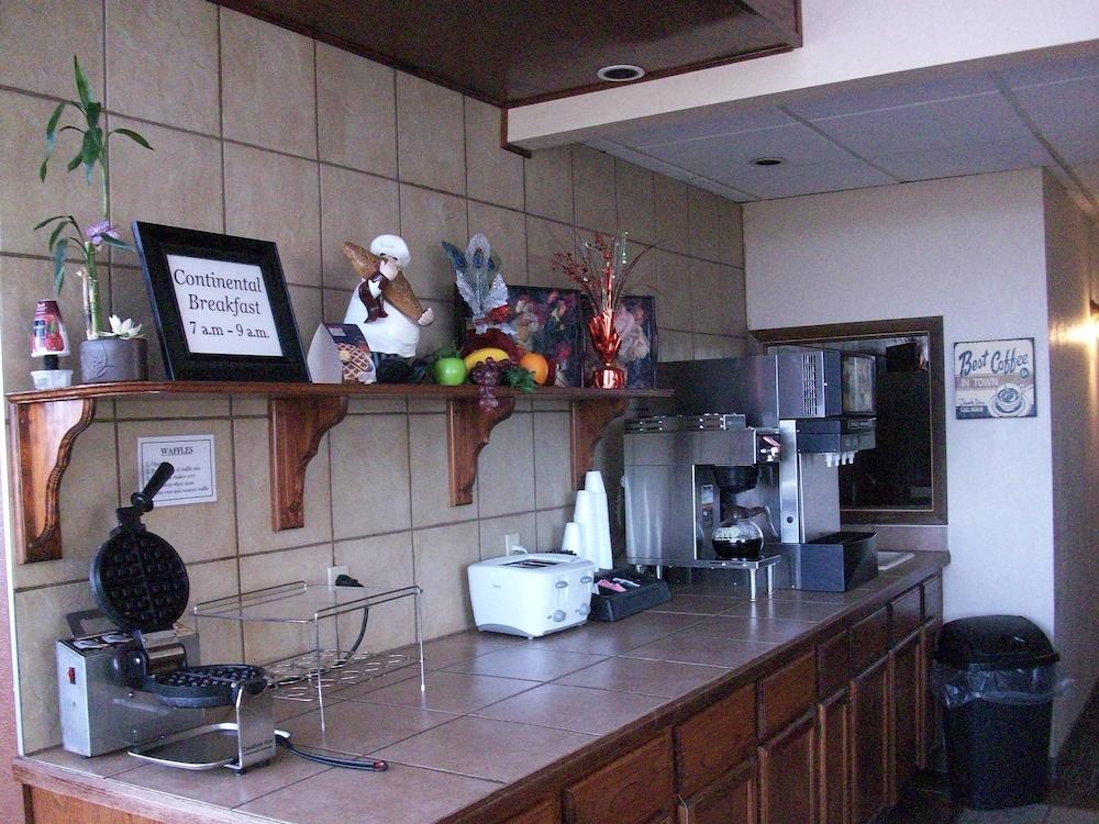 Western Inn South Киърни Екстериор снимка