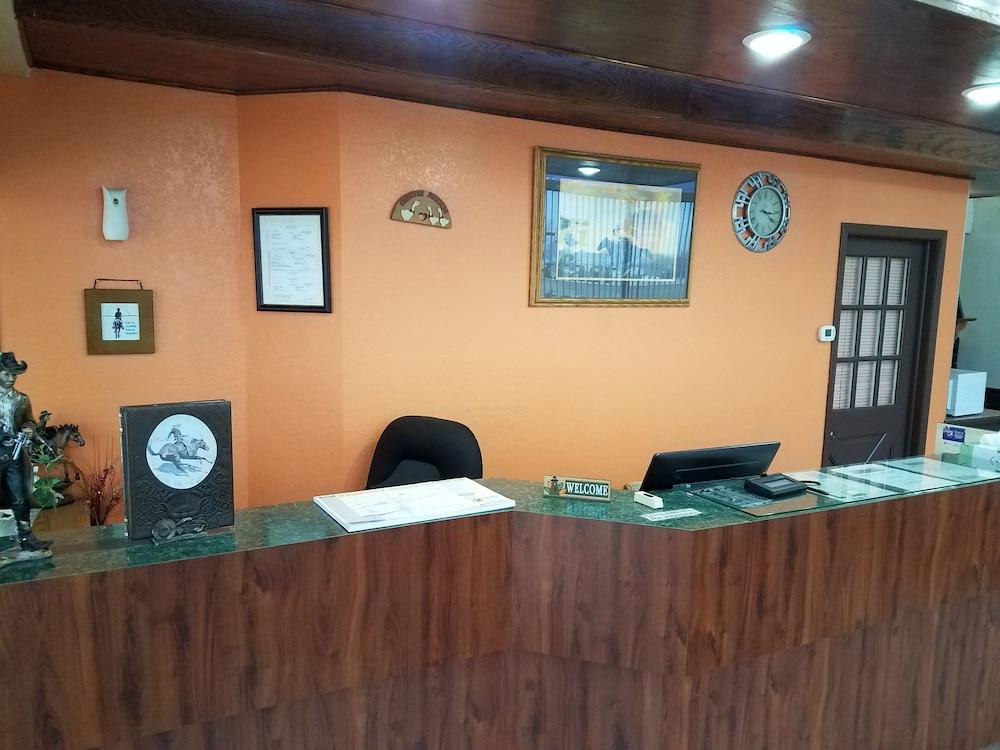 Western Inn South Киърни Екстериор снимка