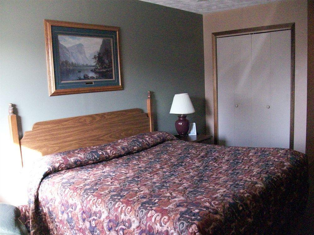 Western Inn South Киърни Екстериор снимка