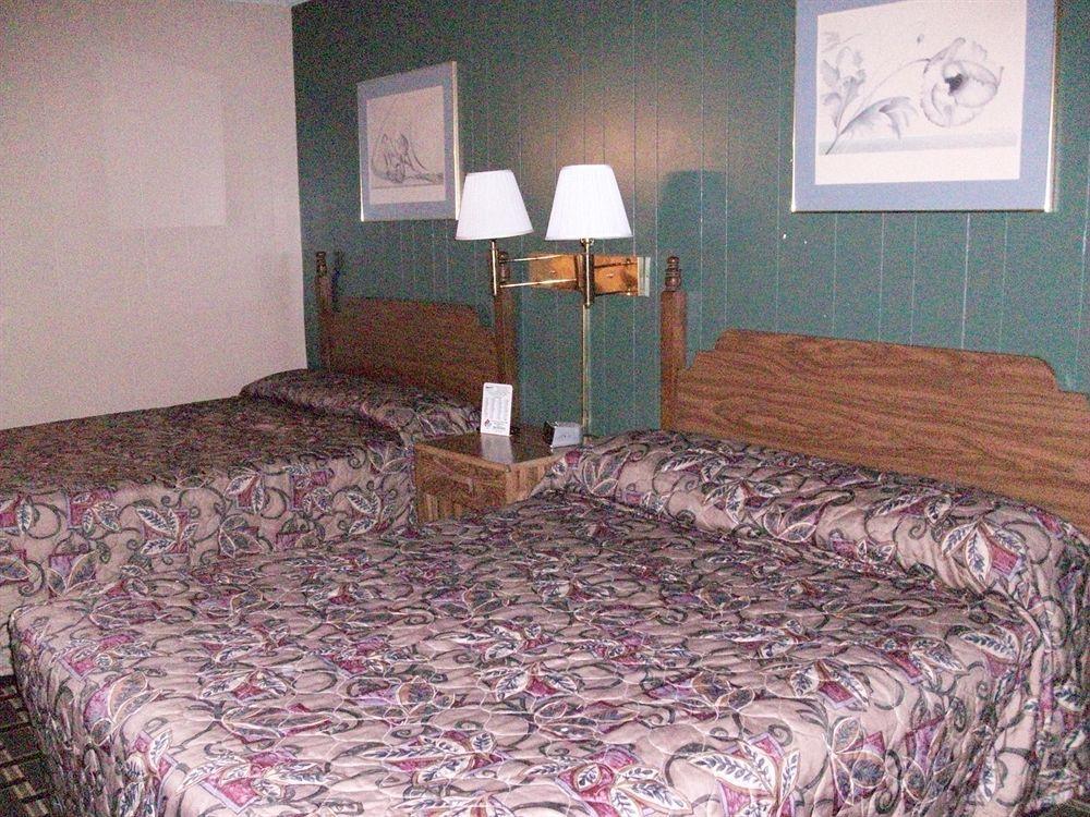 Western Inn South Киърни Екстериор снимка
