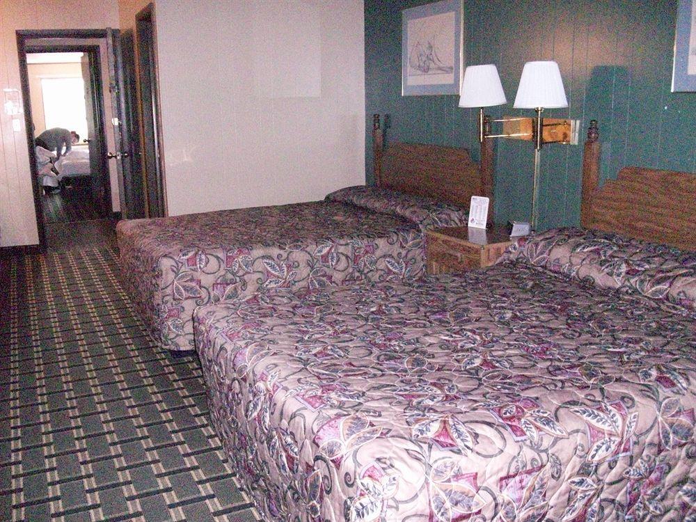 Western Inn South Киърни Екстериор снимка