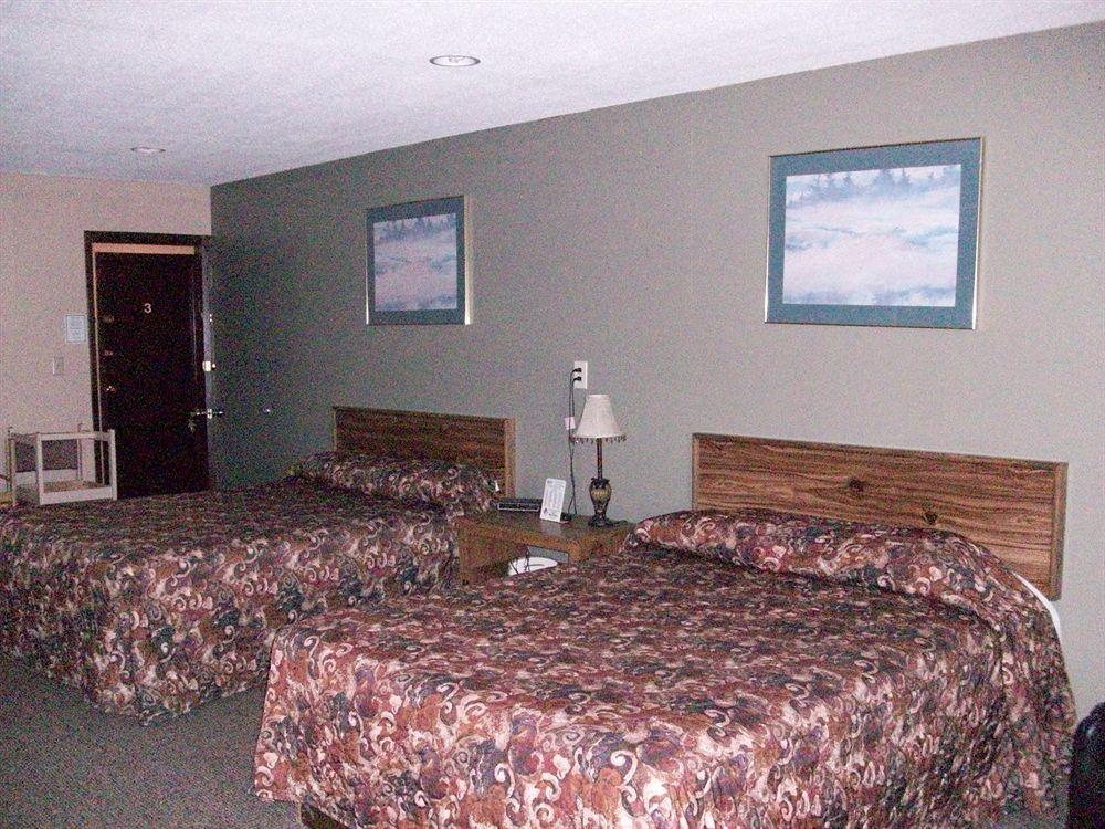 Western Inn South Киърни Екстериор снимка