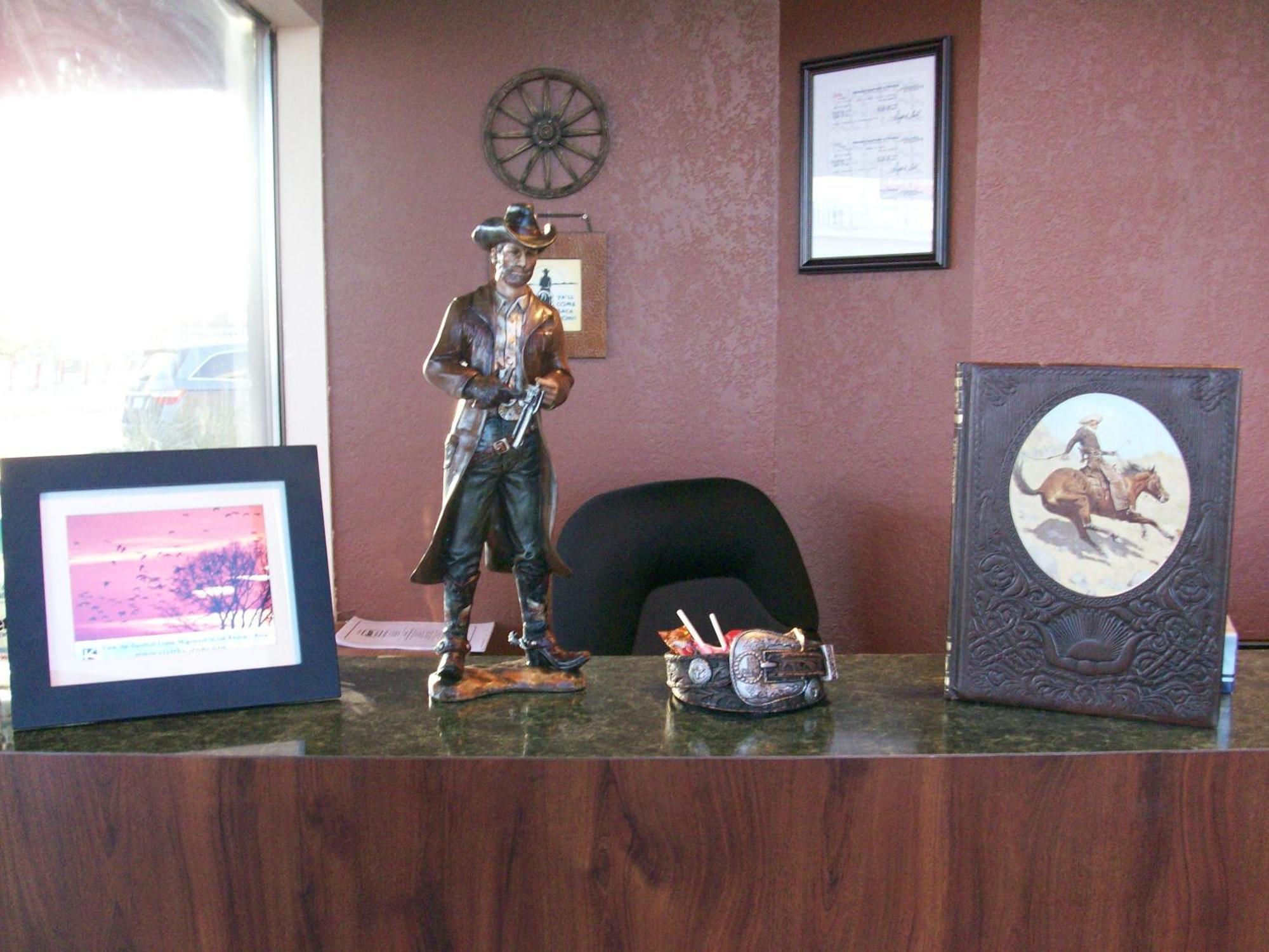 Western Inn South Киърни Екстериор снимка
