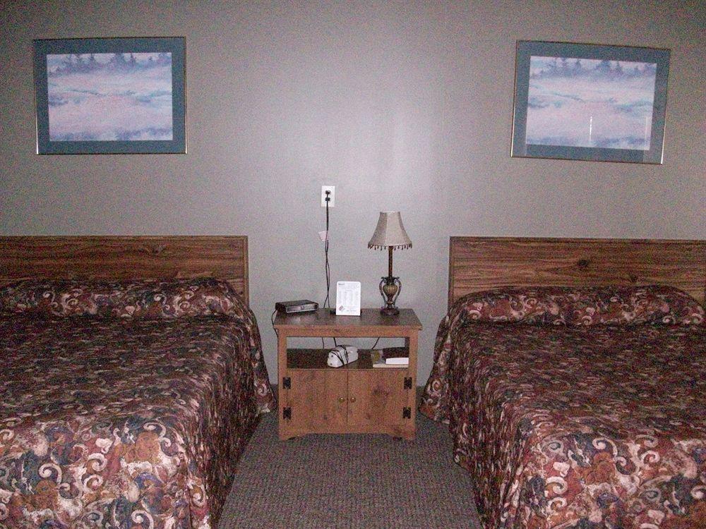 Western Inn South Киърни Екстериор снимка