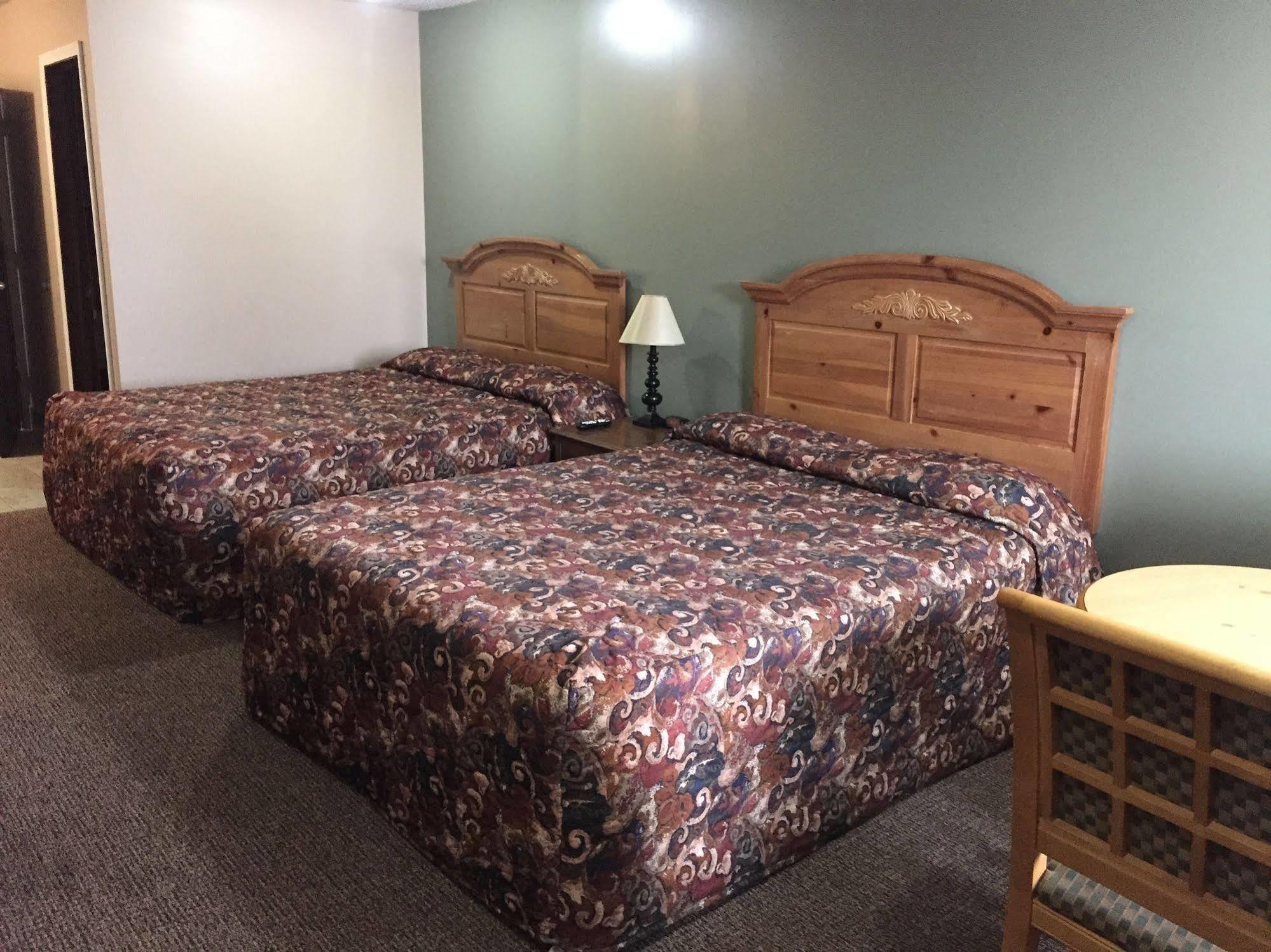 Western Inn South Киърни Екстериор снимка