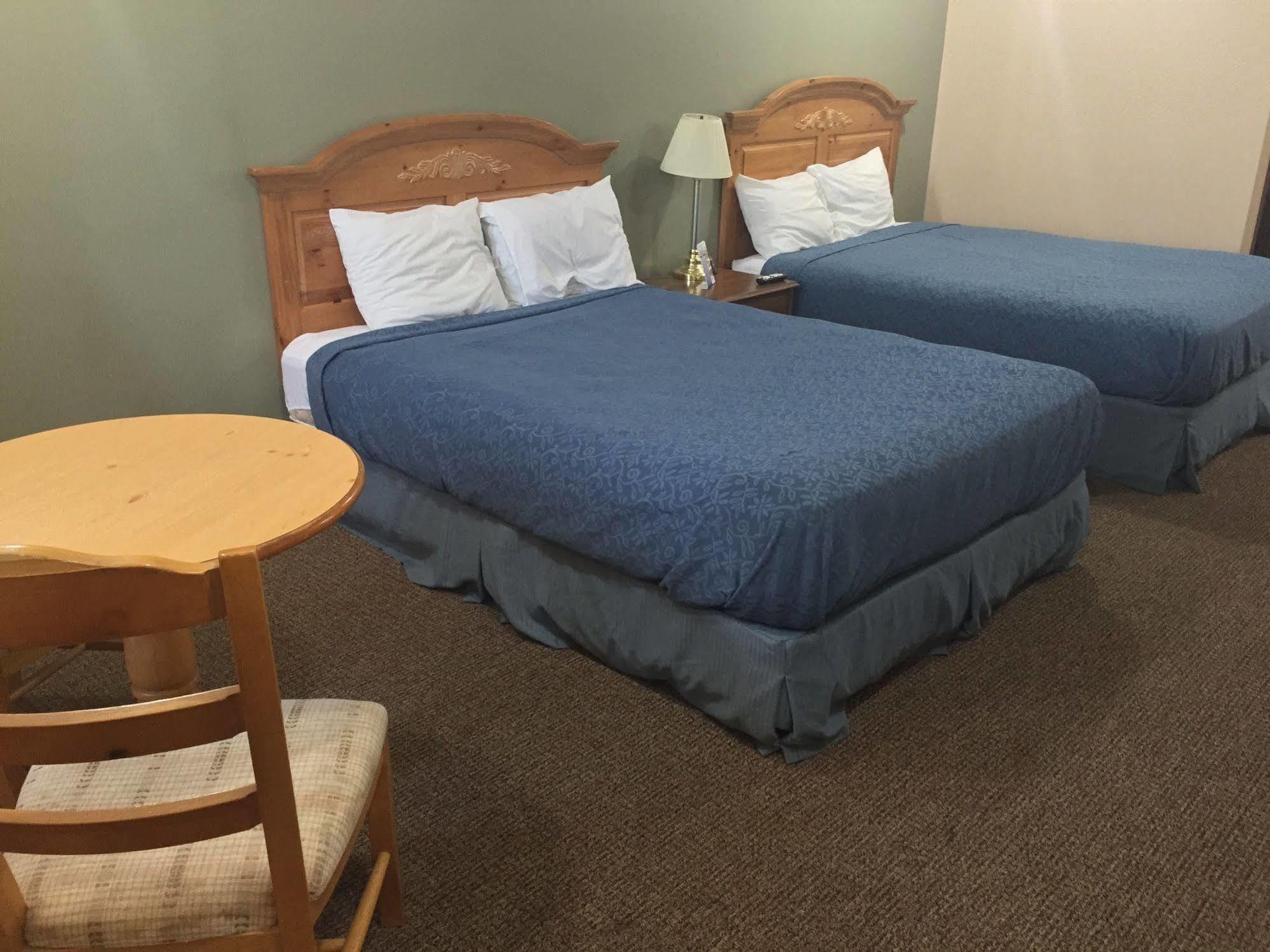 Western Inn South Киърни Екстериор снимка
