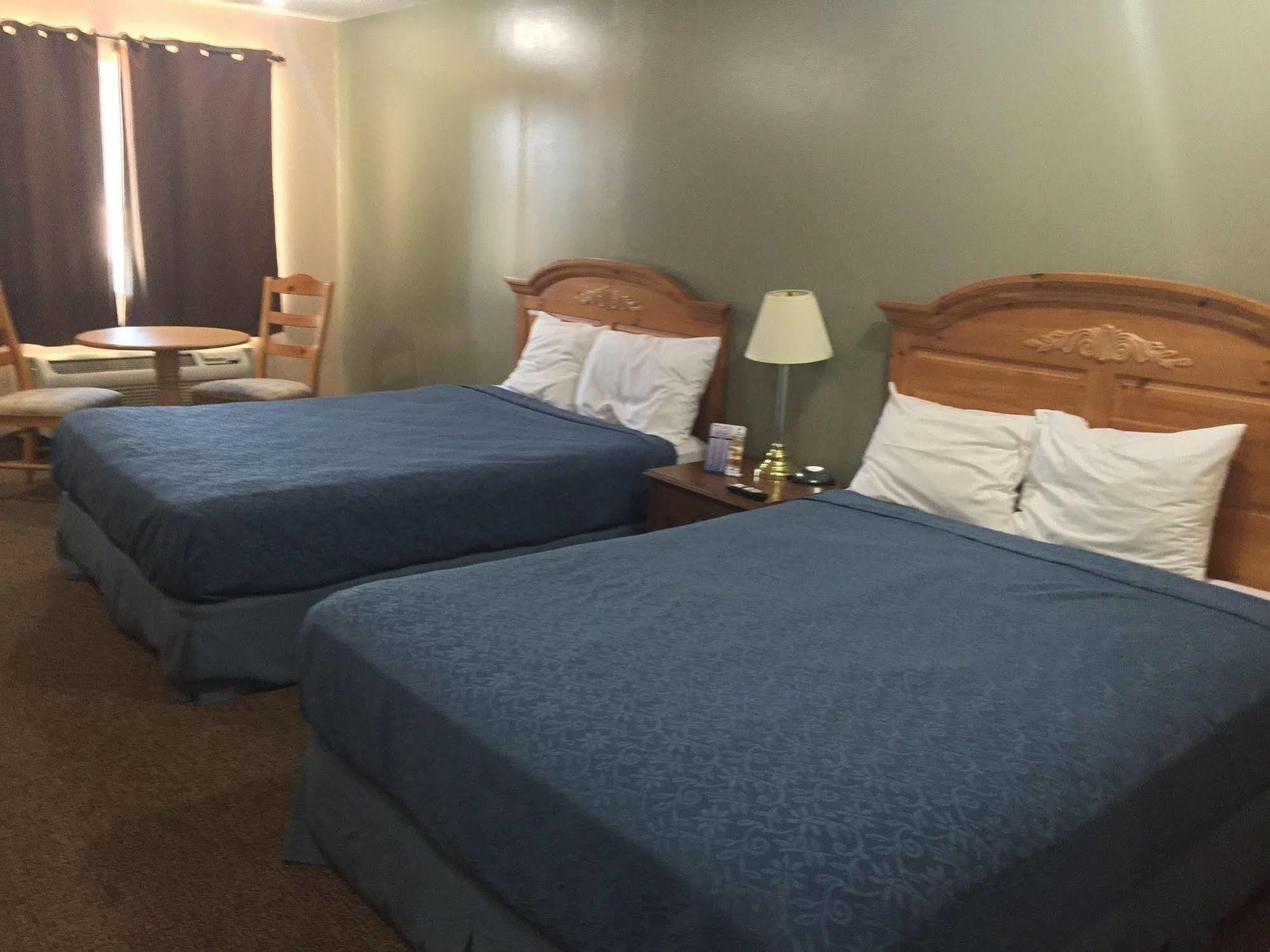 Western Inn South Киърни Екстериор снимка