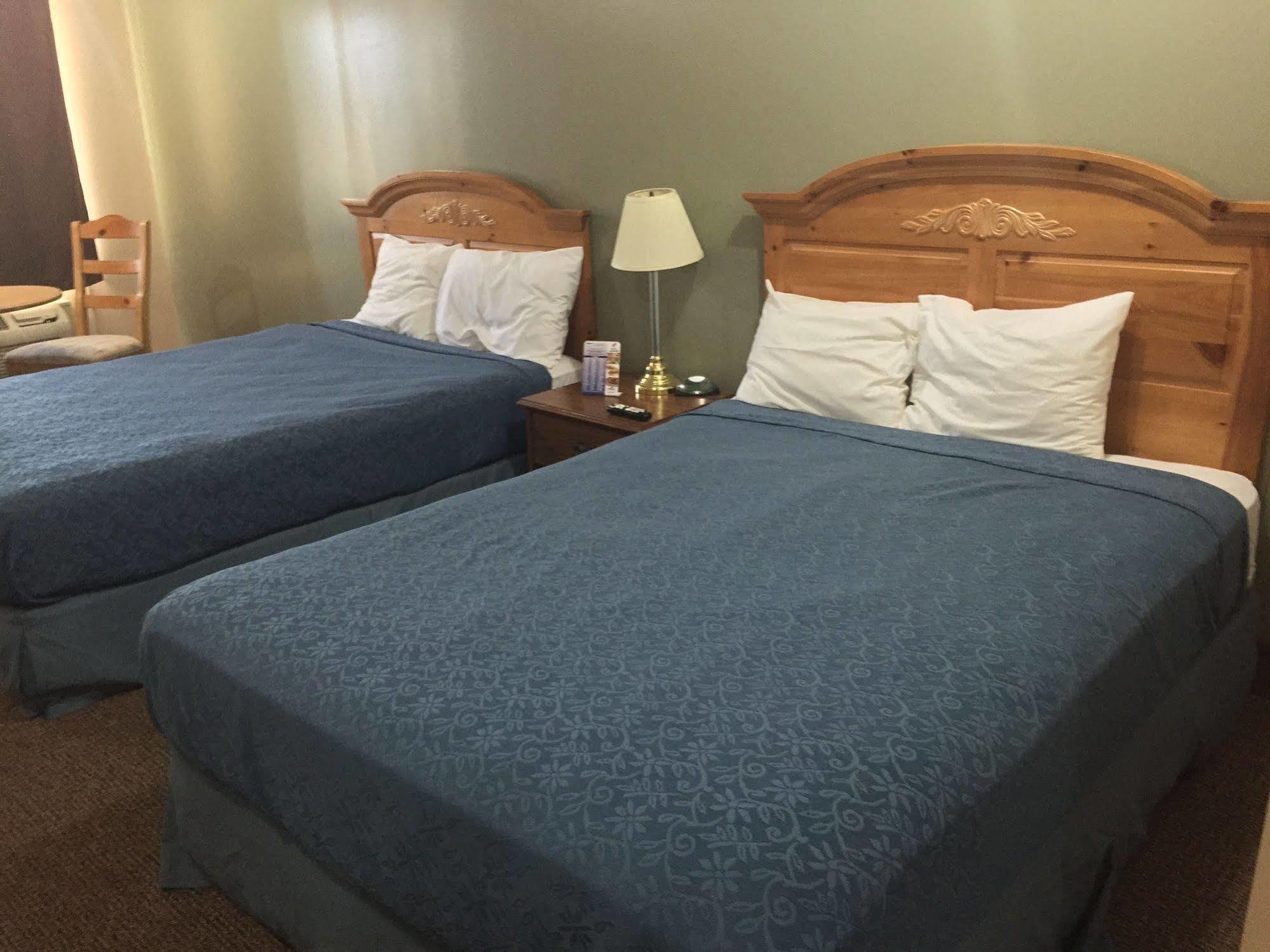 Western Inn South Киърни Екстериор снимка