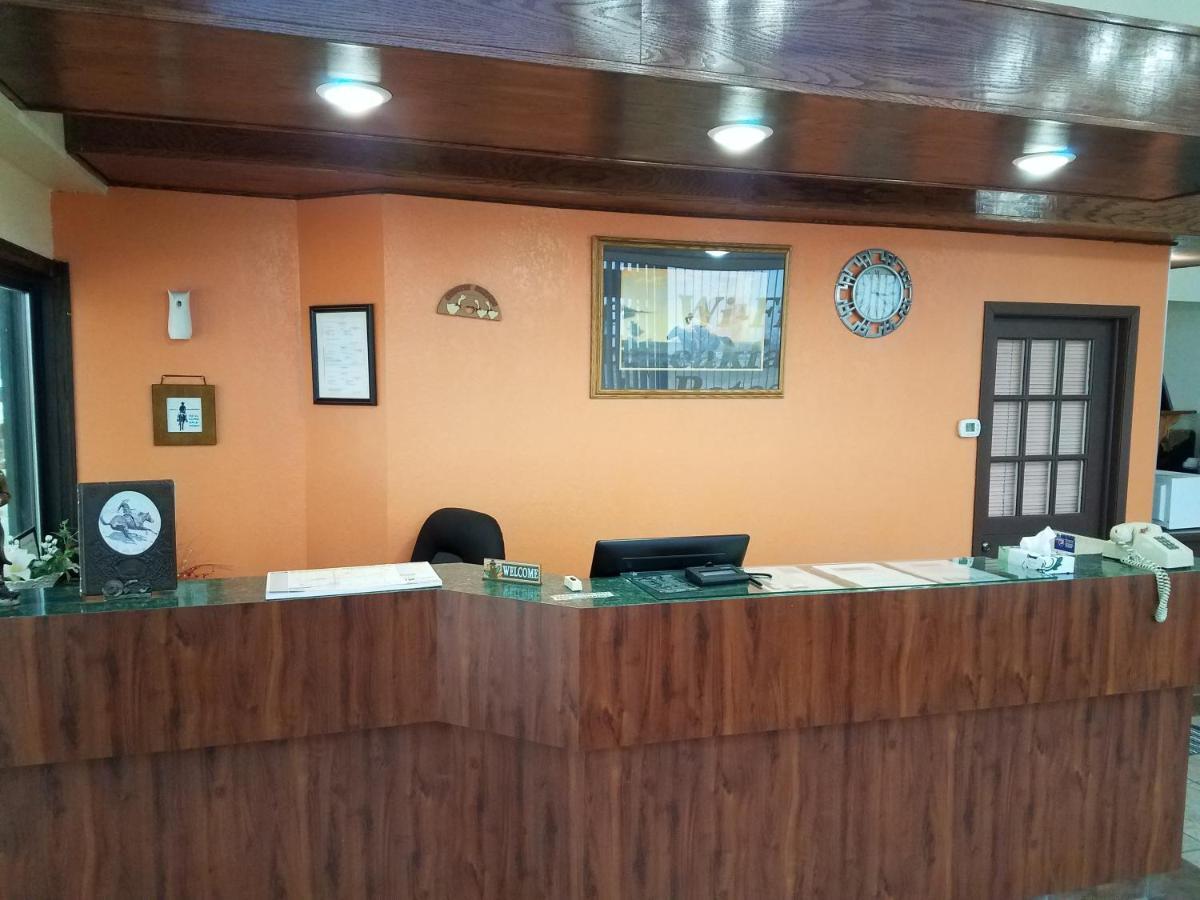Western Inn South Киърни Екстериор снимка