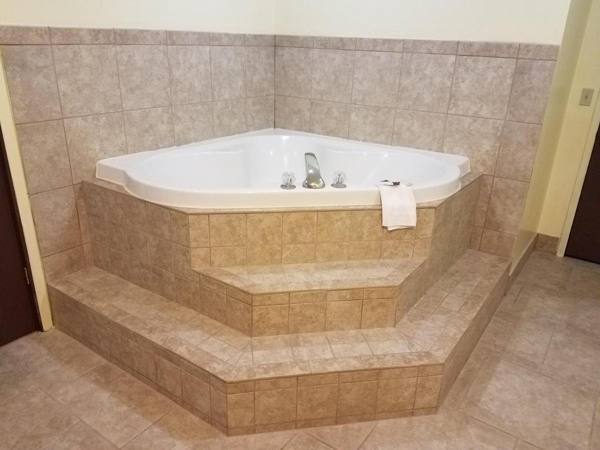 Western Inn South Киърни Екстериор снимка